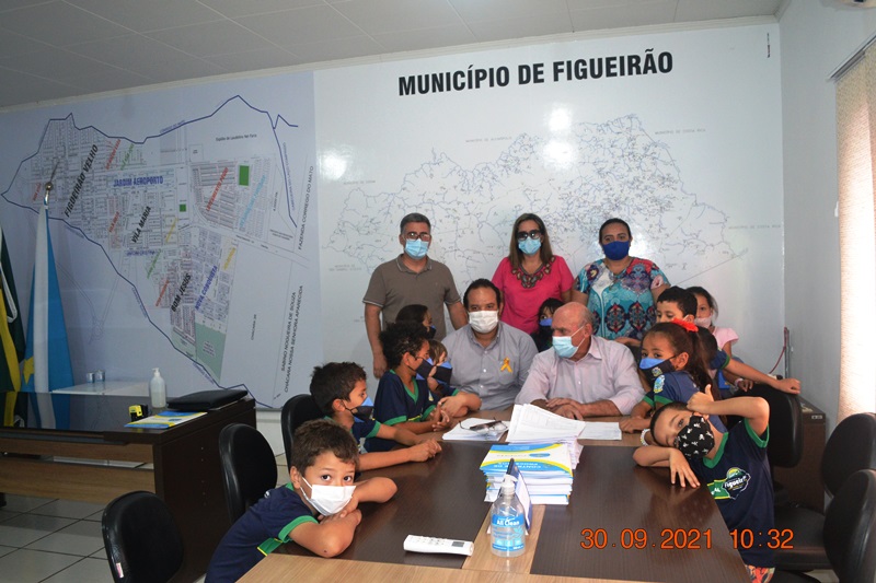Prefeito Professor Juvenal Consolaro e vice-prefeito Jorge Mortari recebem as crianças da rede municipal de ensino.