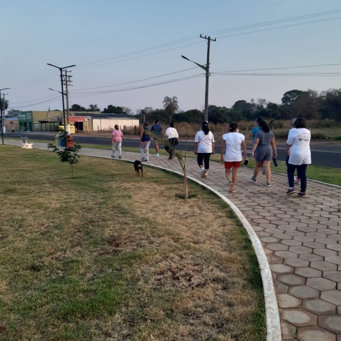 Secretaria Municipal de Saúde realiza caminhada com os idosos.