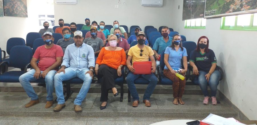 Secretaria Municipal de Educação realiza reunião com transportadores.