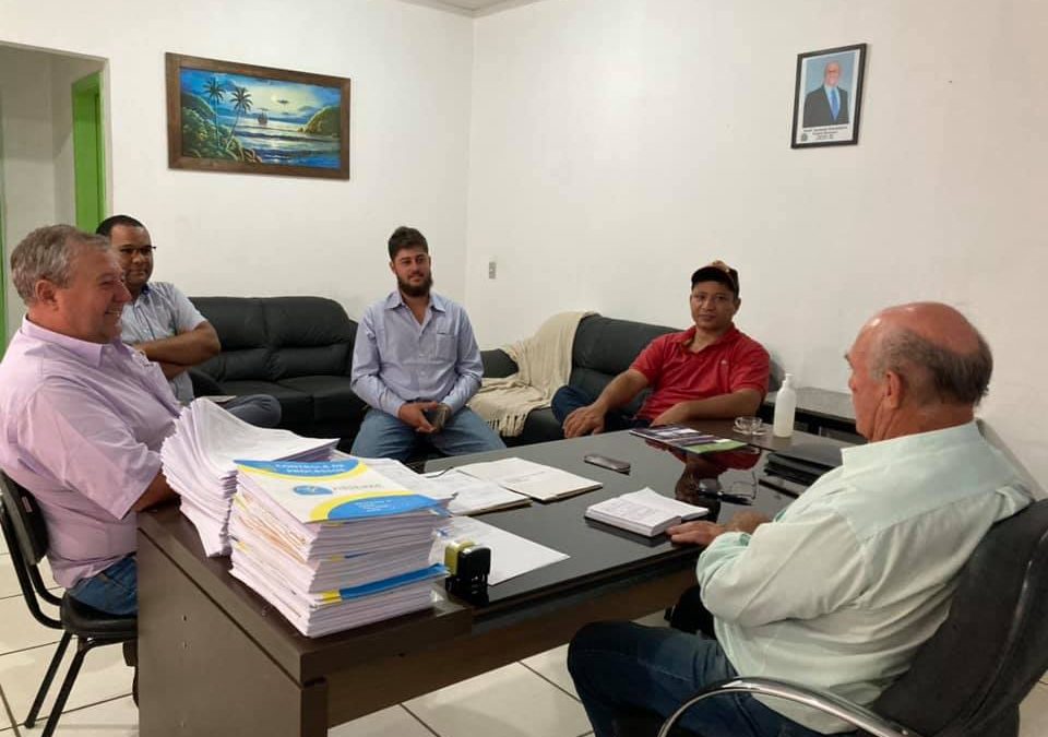 Prefeito de Figueirão Professor Juvenal Consolaro recebe produtor rural.