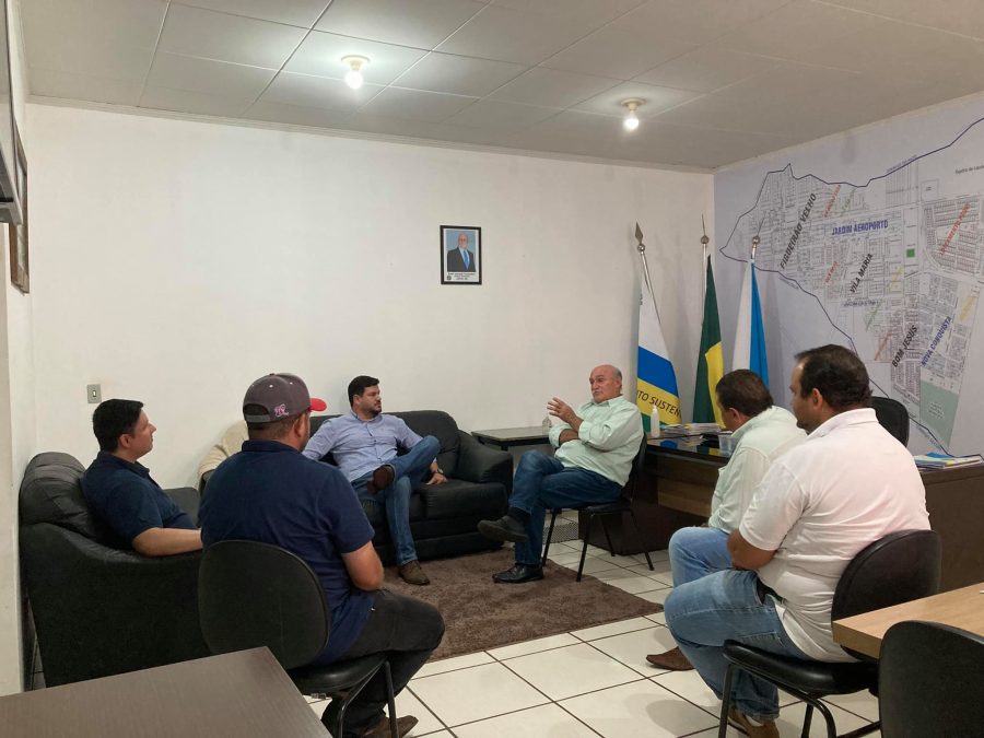 Prefeito de Figueirão Professor Juvenal Consolaro e vice-prefeito Jorge Roberto Mortari recebem o chefe de gabinete do Deputado Federal Beto Pereira.