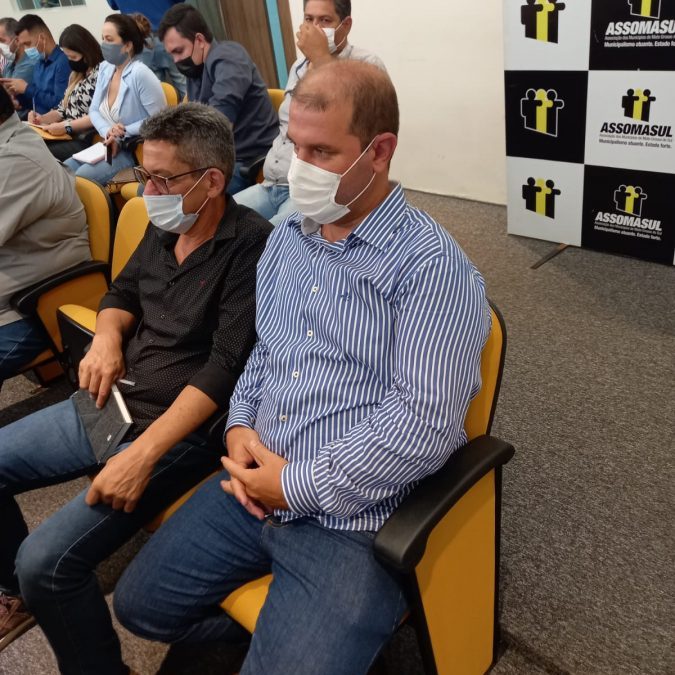 Secretário Municipal de Gestão e Desenvolvimento Ivan Moreira participa de reunião na Assomasul.
