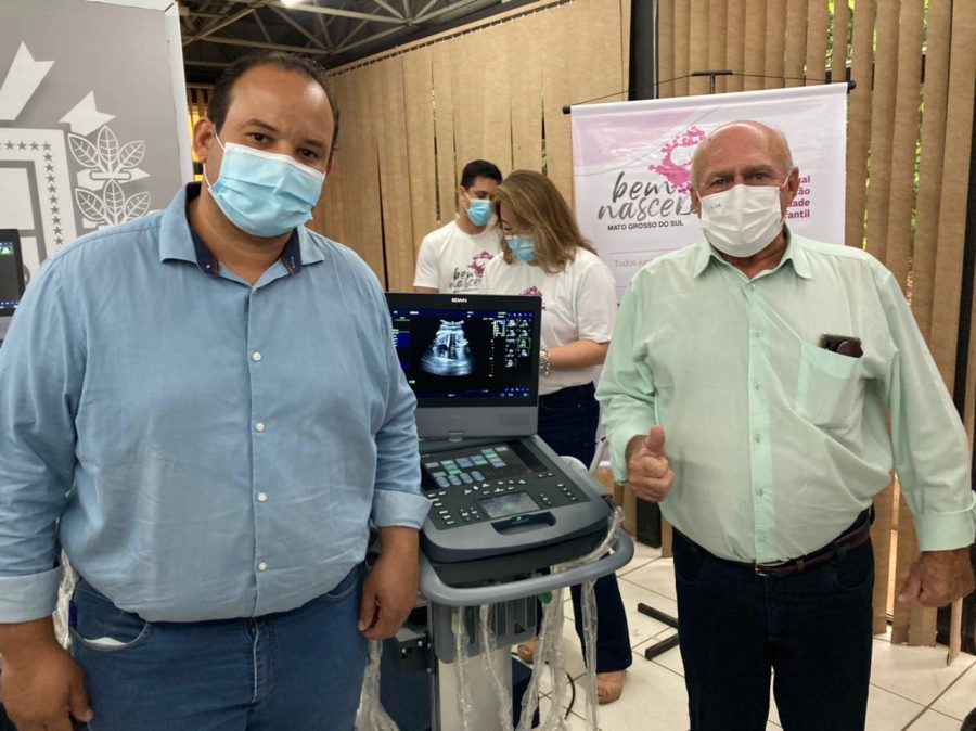 Prefeito de Figueirão Professor Juvenal Consolaro e vice-prefeito Jorge Mortari recebem aparelho de ultra sonografia.