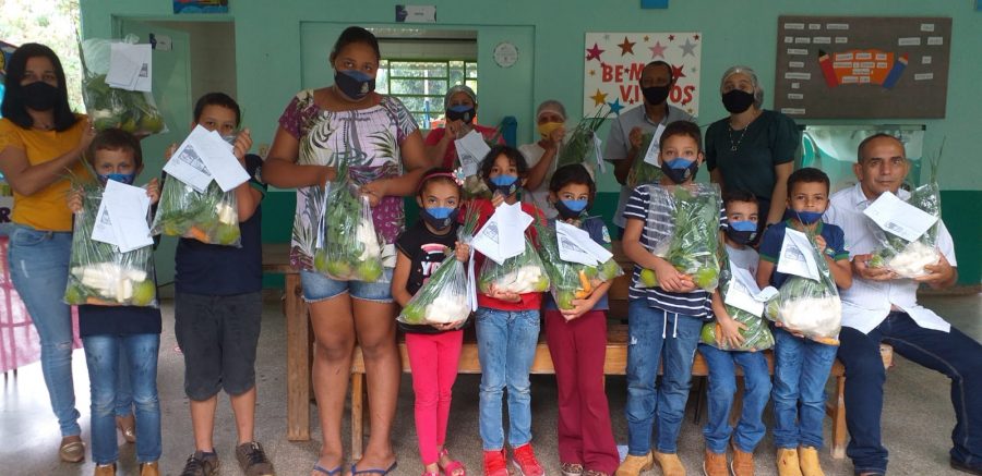 Secretaria Municipal de Educação realiza entrega de kits verdes na Comunidade de Santa Tereza.
