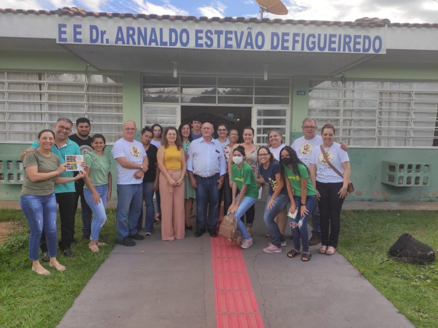 Prefeito de Figueirão Professor Juvenal recebe pesquisadores para análise de materiais históricos.