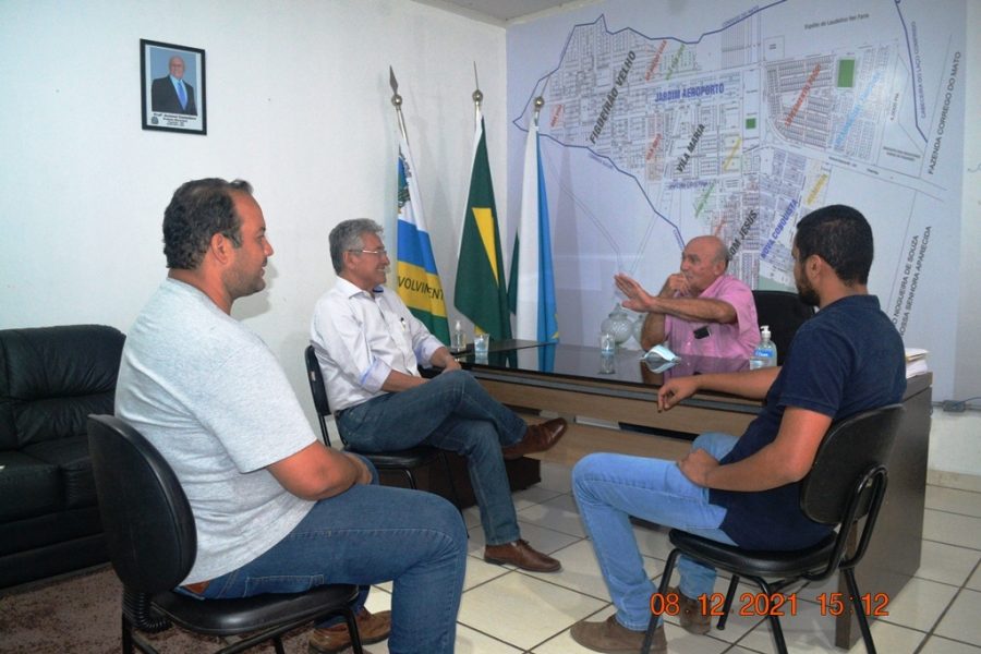 Prefeito Professor Juvenal Consolaro e vice-prefeito Jorge Mortari recebem o Secretário Especial de Relações Institucionais da SEINFRA, Roberto Hashioka Soler.