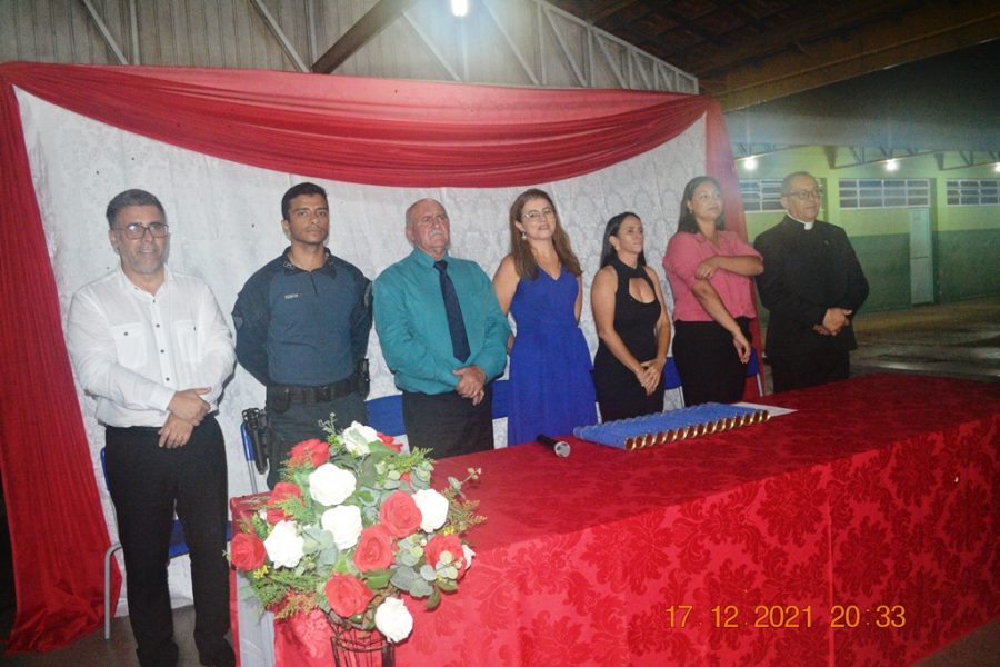 Prefeito de Figueirão Professor Juvenal Consolaro e o Secretário Municipal de Educação participam da formatura da Escola Estadual.