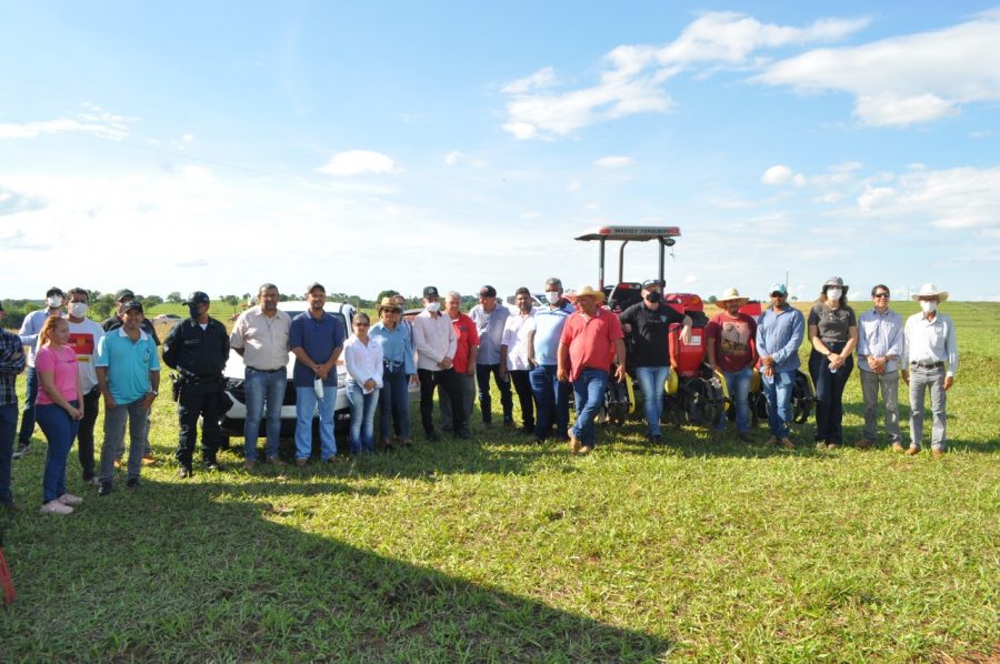 Prefeito de Figueirão Professor Juvenal Consolaro e vice-prefeito participam de dia de campo em Alcinópolis.
