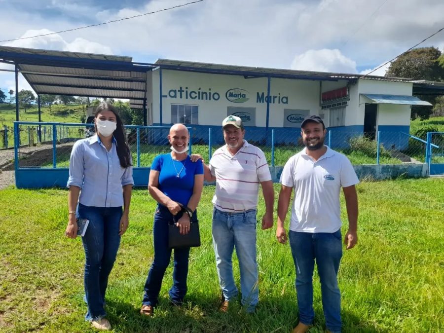 Secretária Municipal de Assistência Social realiza visita em laticínio em Costa Rica.