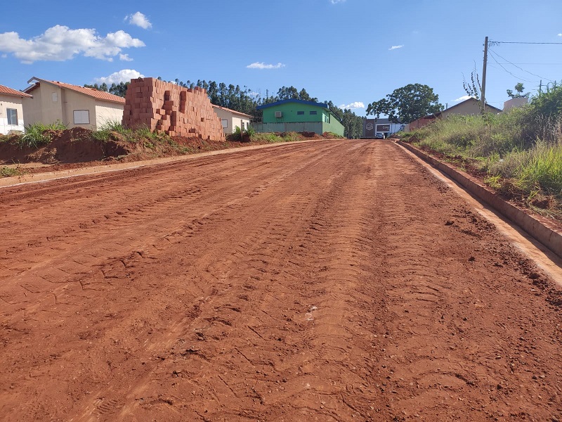 Prefeito Juvenal visita obra de pavimentação asfáltica nos bairros da cidade