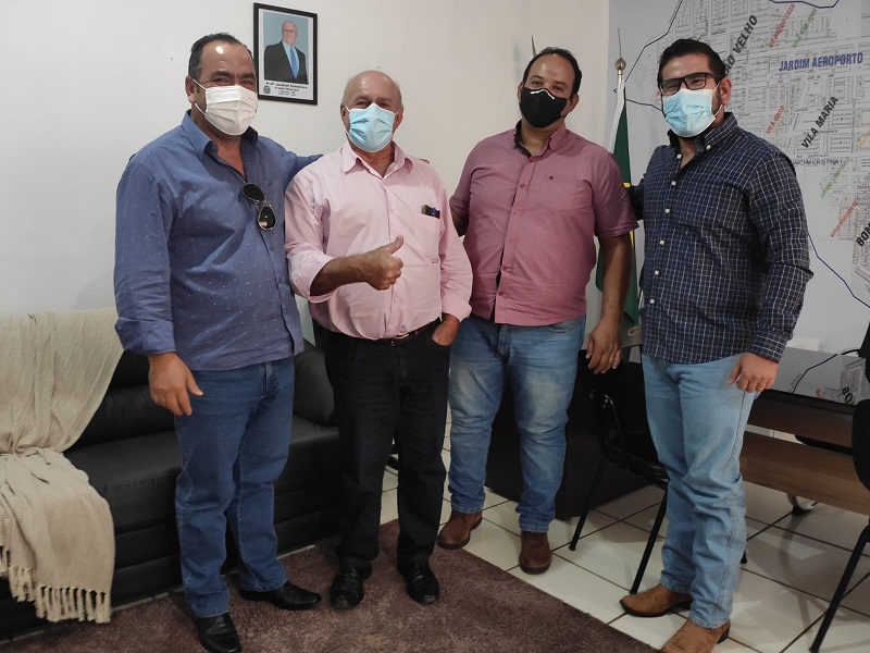 O prefeito Juvenal Consolaro e o vice-prefeito Jorge Mortari, receberam a visita do senhor Delcindo Zanatta, assessor do Senador Nelsinho Trad