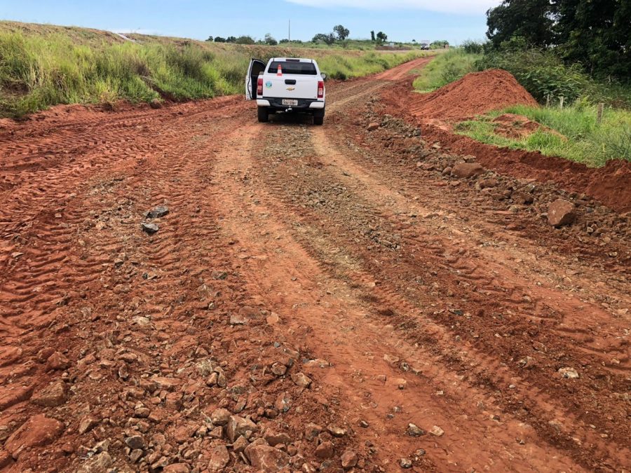 Secretaria Municipal de Infraestrutura continua a todo vapor fazendo manutenção nas estradas.