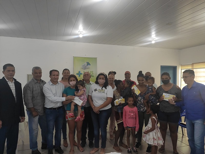 Beneficiário do Programa Mais Social recebem o seu cartão