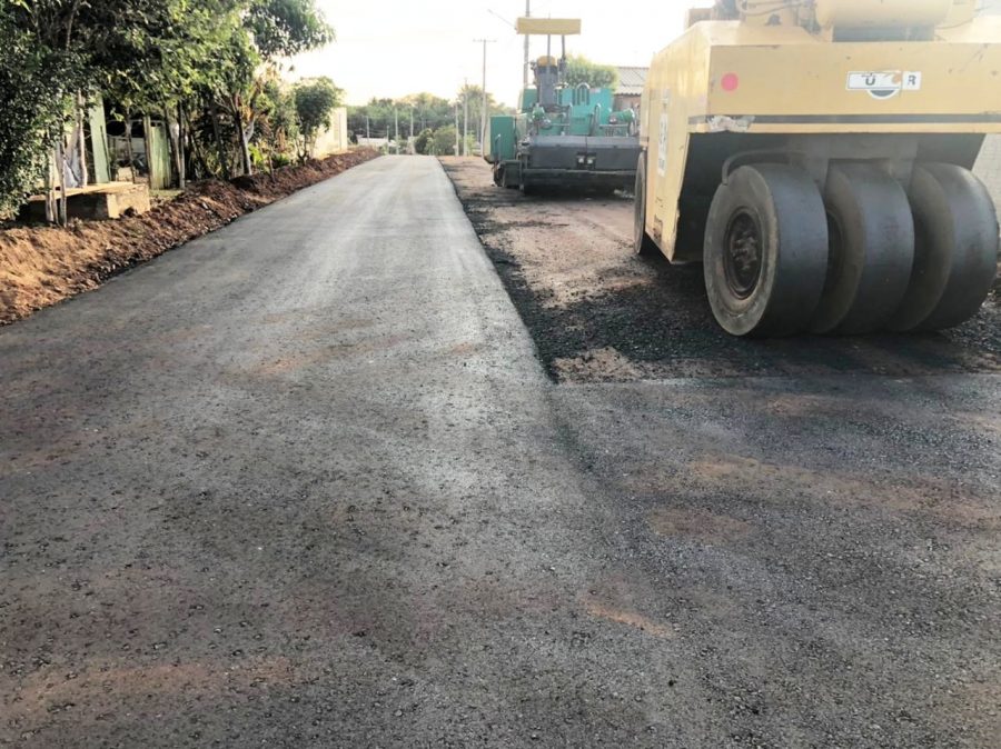 Prossegue a obra de pavimentação asfáltica e drenagem de águas pluviais no Bairro Pequi, em Figueirão