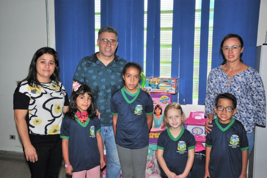 Prefeitura entrega uniformes escolares e brinquedos às crianças