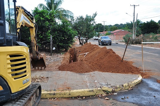 Continuam a obras de construção de meios-fios, sarjetas e bocas-de-lobo em Figueirão