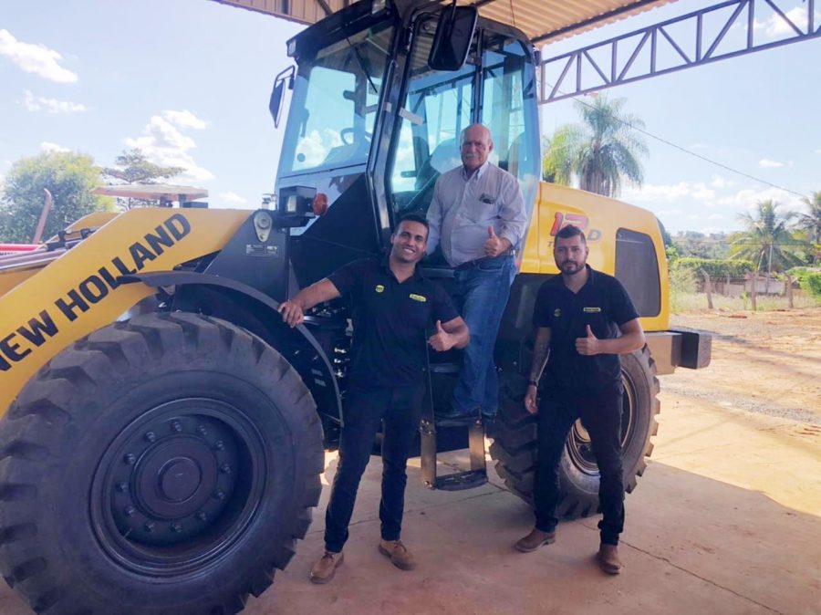 PREFEITO, SECRETÁRIO E OPERADORES PARTICIPARAM DA ENTREGA TÉCNICA DA MÁQUINA NEW HOLLAND