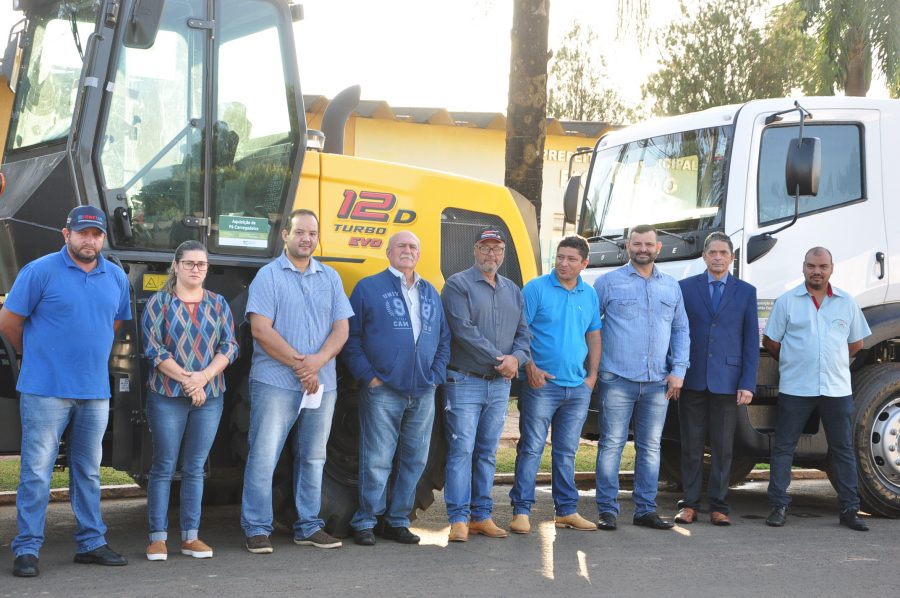 FIGUEIRÃO RECEBE CAMINHÃO CAÇAMBA E PÁ CARREGADEIRA