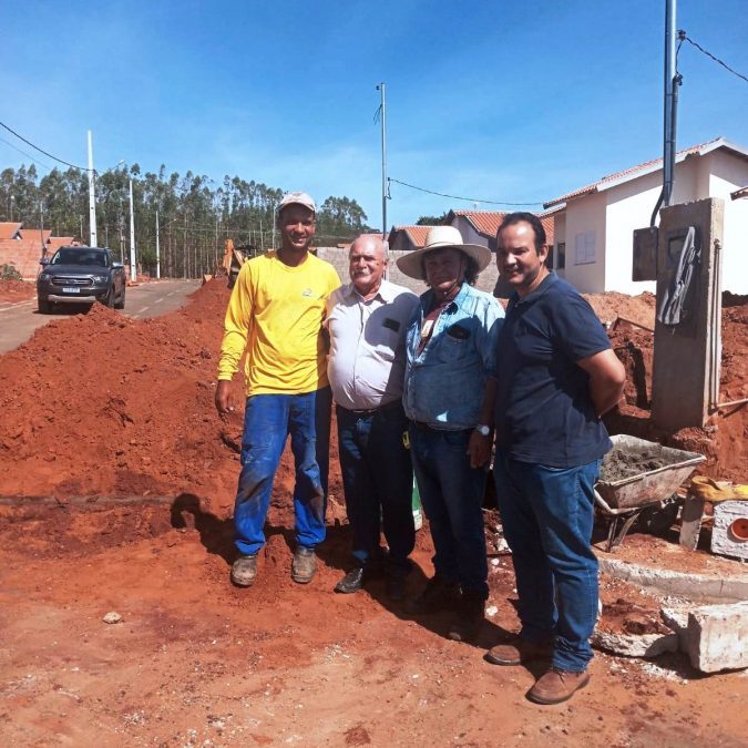 PREFEITO JUVENAL E O VICE-PREFEITO JORGE VISITAM AS OBRAS DE SANEAMENTO BÁSICO