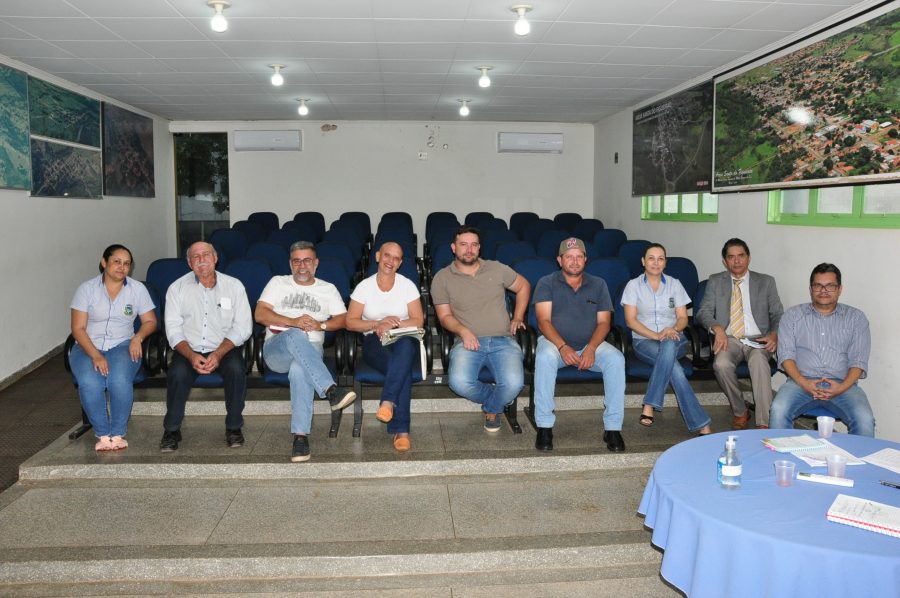 PREFEITO DE FIGUEIRÃO SE REÚNE COM SECRETARIADO