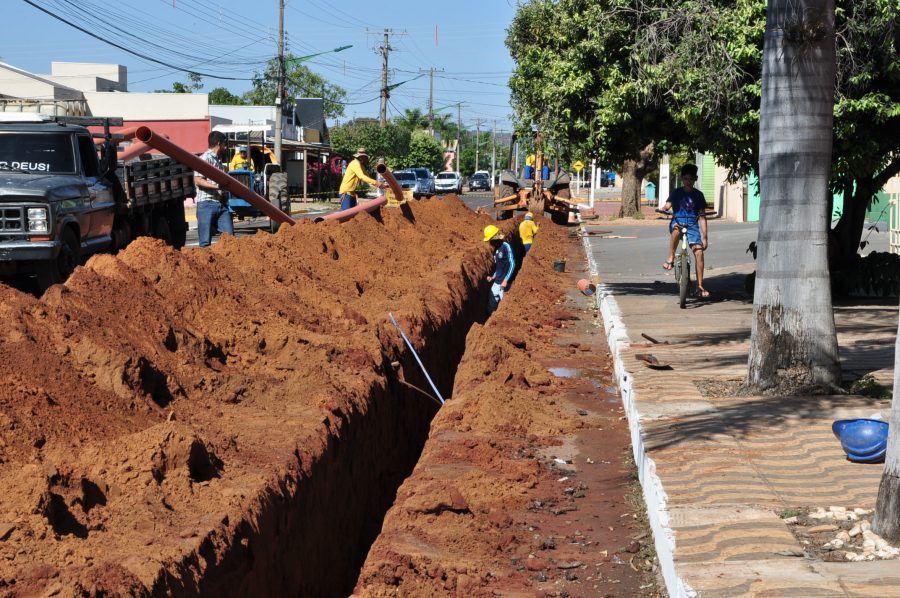 AVANÇAM AS OBRAS DE ESGOTAMENTO SANITÁRIO EM FIGUEIRÃO