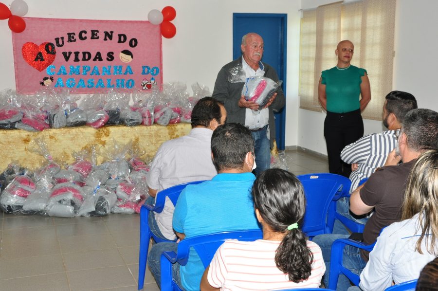 PREFEITURA DE FIGUEIRÃO ENTREGA AGASALHOS