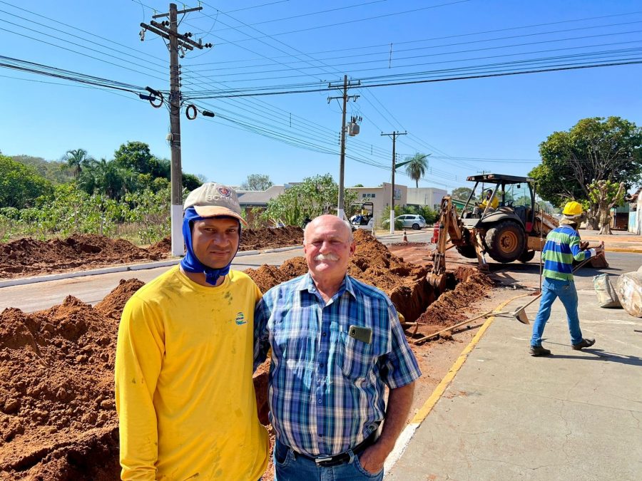 PREFEITO VISITA AS OBRAS DE ESGOTAMENTO SANITÁRIO NO CENTRO