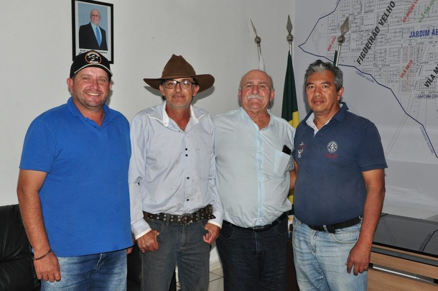 PREFEITO RECEBE PRODUTORES RURAIS