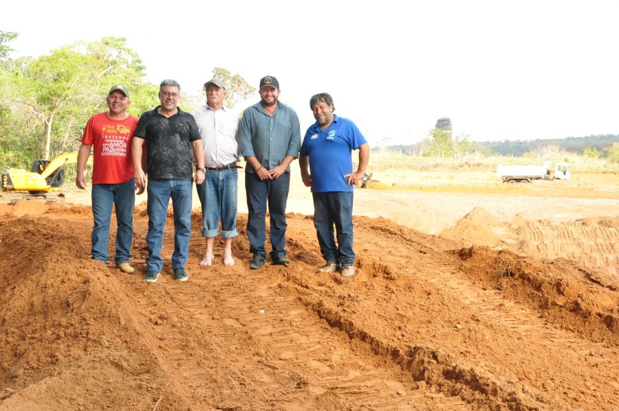 PREFEITO JUVENAL E SECRETÁRIOS VISITAM A OBRA DA INSTALAÇÃO DA PISTA DE MOTOCROSS