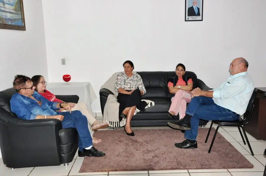 PREFEITO JUVENAL RECEBE PROFESSORES APOSENTADOS NO GABINETE