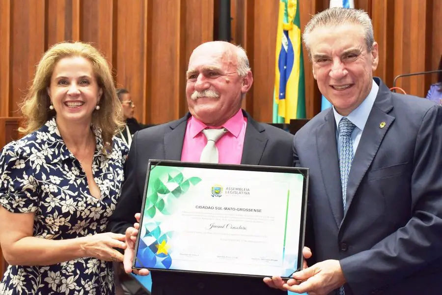 PREFEITO JUVENAL E PRIMEIRA-DAMA ELENIR SÃO HOMENAGEADOS NA ALEMS