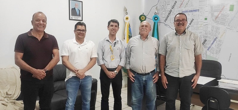 PREFEITO JUVENAL E SECRETÁRIO DE GESTÃO FRANCISCO JÚNIOR RECEBEM MEMBROS DA SUPERINTENDÊNCIA DOS CORREIOS/MS