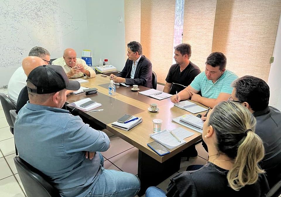 PREFEITO REUNE-SE COM SECRETARIADO