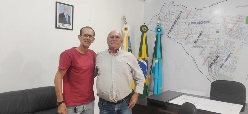 PREFEITO JUVENAL RECEBE EMPRESÁRIO LOCAL
