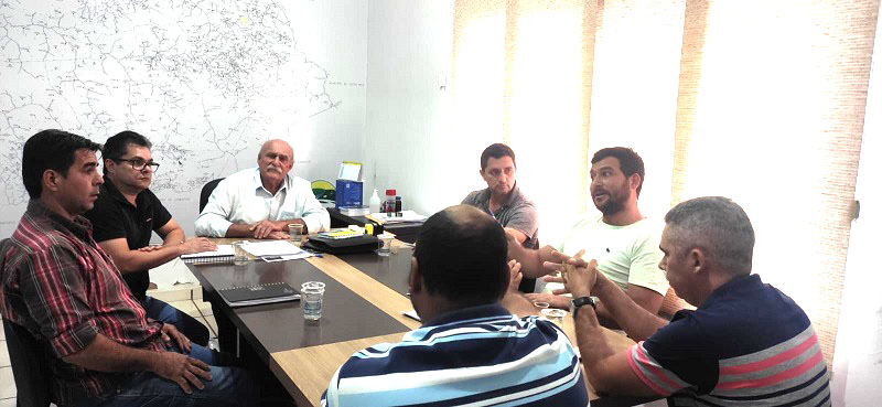 PREFEITO JUVENAL REÚNE-SE COM SECRETÁRIOS