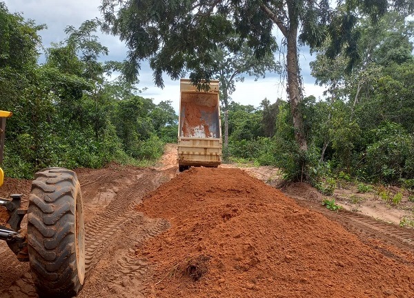 PREFEITURA ATENDE REGIÃO DA FAZENDA CÓRREGO DA PEDRA COM RECUPERAÇÃO DE ESTRADAS