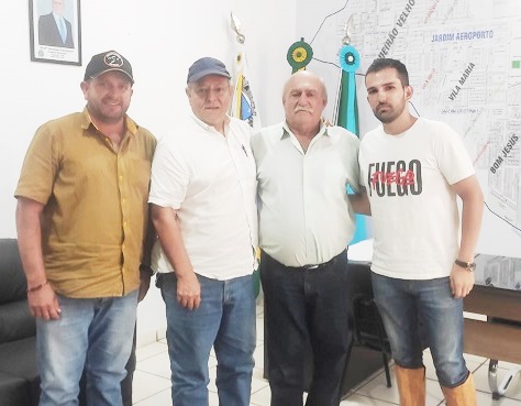PREFEITO JUVENAL E SECRETÁRIO DENIVAN RECEBEM PRODUTOR RURAL