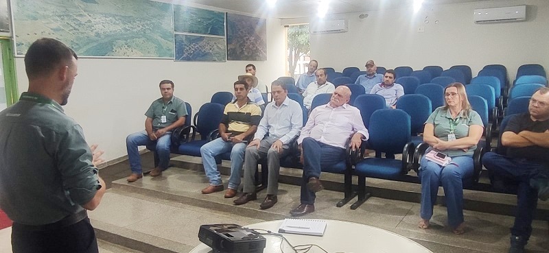 PREFEITO JUVENAL SE REÚNE COM REPRESENTANTES DA EMPRESA COCAMAR