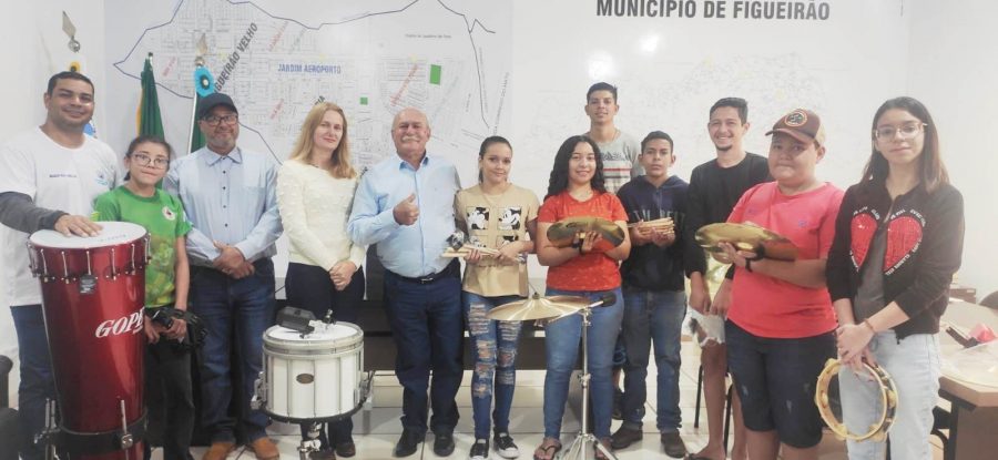 PREFEITO RECEBE NO GABINETE O MAESTRO E INTEGRANTES DA BANDA MUNICIPAL