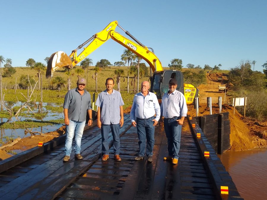 PREFEITO JUVENAL, VICE-PREFEITO JORGE, SECRETÁRIO DENIVAN E VEREADOR ABADIO VISITAM OBRA DE PONTE