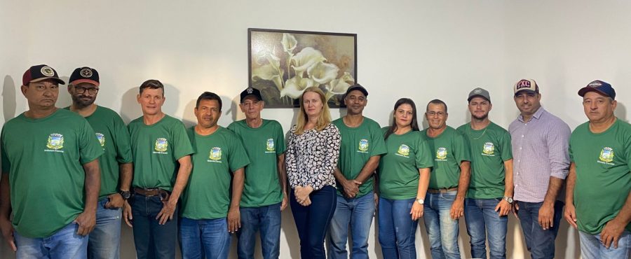 PREFEITURA ENTREGA UNIFORMES AOS MOTORISTAS DO TRANSPORTE ESCOLAR MUNICIPAL