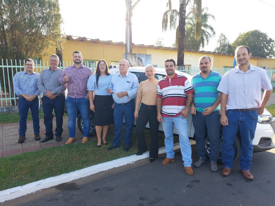 PREFEITO JUVENAL ENTREGA VEÍCULO PARA A SECRETARIA DE ASSISTÊNCIA SOCIAL