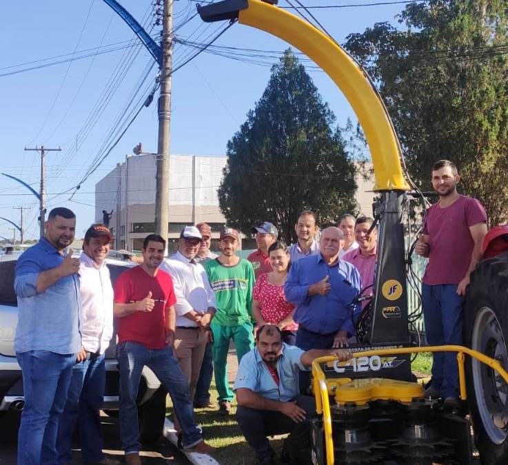 PREFEITURA ENTREGA ENSILADEIRA PARA SECRETARIA DE DESENVOLVIMENTO DA PEQUENA PROPRIEDADE RURAL