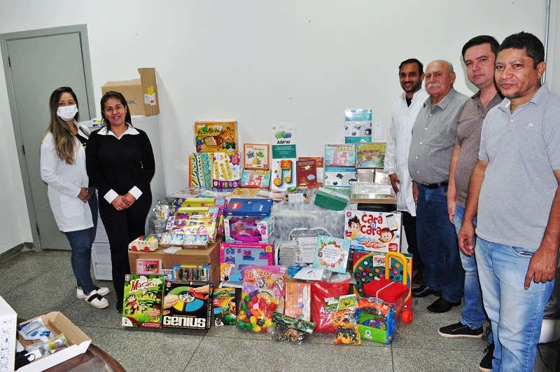 PREFEITO ENTREGA MATERIAL DIDÁTICO NA CLÍNICA MUNICIPAL DE SAÚDE