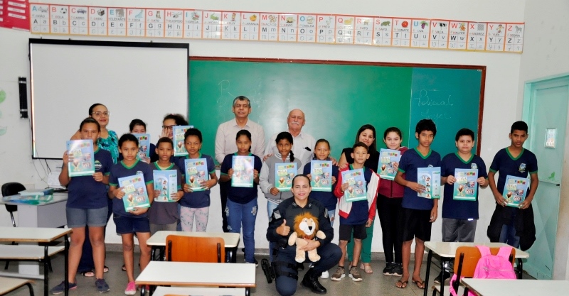 ALUNOS DO PROERD RECEBEM MATERIAL DIDÁTICO DO CURSO
