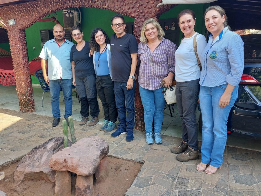 GEÓLOGAS VISITAM FIGUEIRÃO PARA FAZER INVENTÁRIO