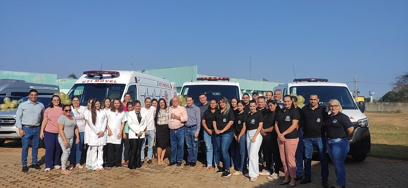 PREFEITO DE FIGUEIRÃO ENTREGA AMBULÂNCIAS E CAMINHONETES PARA AS SECRETARIAS