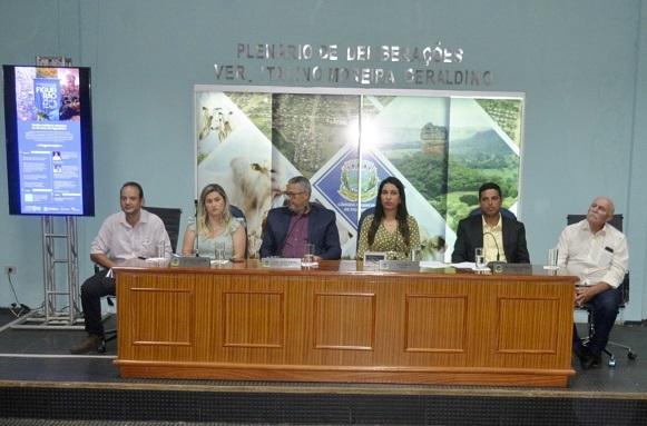 PREFEITO JUVENAL PARTICIPA DE EVENTO NA CÂMARA EM CELEBRAÇÃO AOS 20 ANOS DE EMANCIPAÇÃO DE FIGUEIRÃO