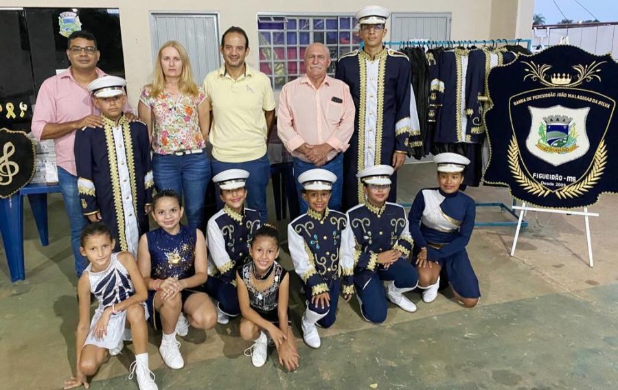 BANDA MUNICIPAL DE FIGUEIRÃO RECEBEU NOVOS UNIFORMES