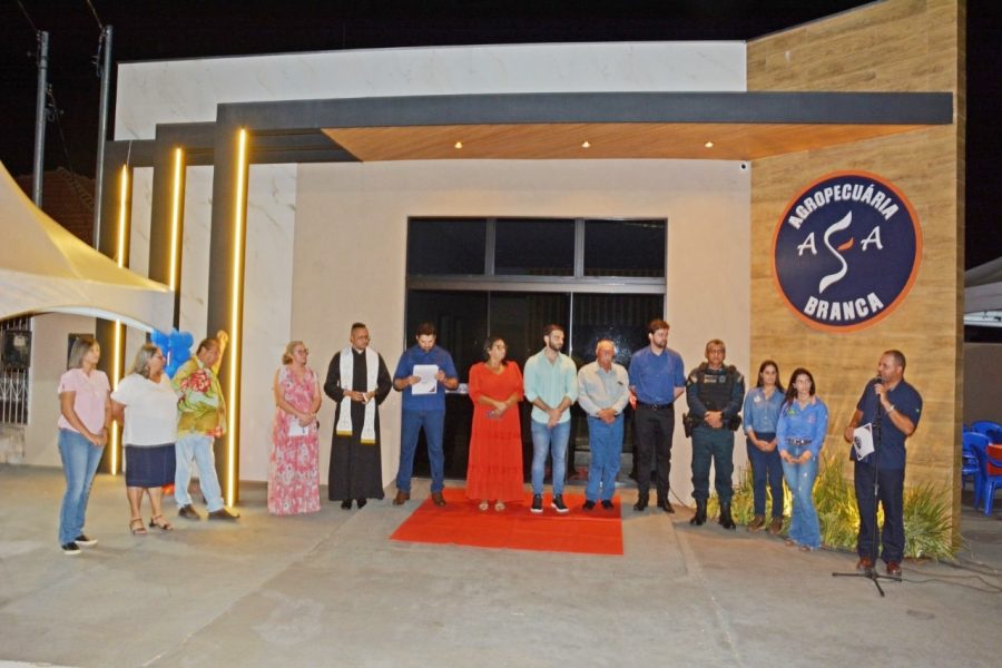 PREFEITO JUVENAL PRESTIGIA INAUGURAÇÃO DE AGROPECUÁRIA